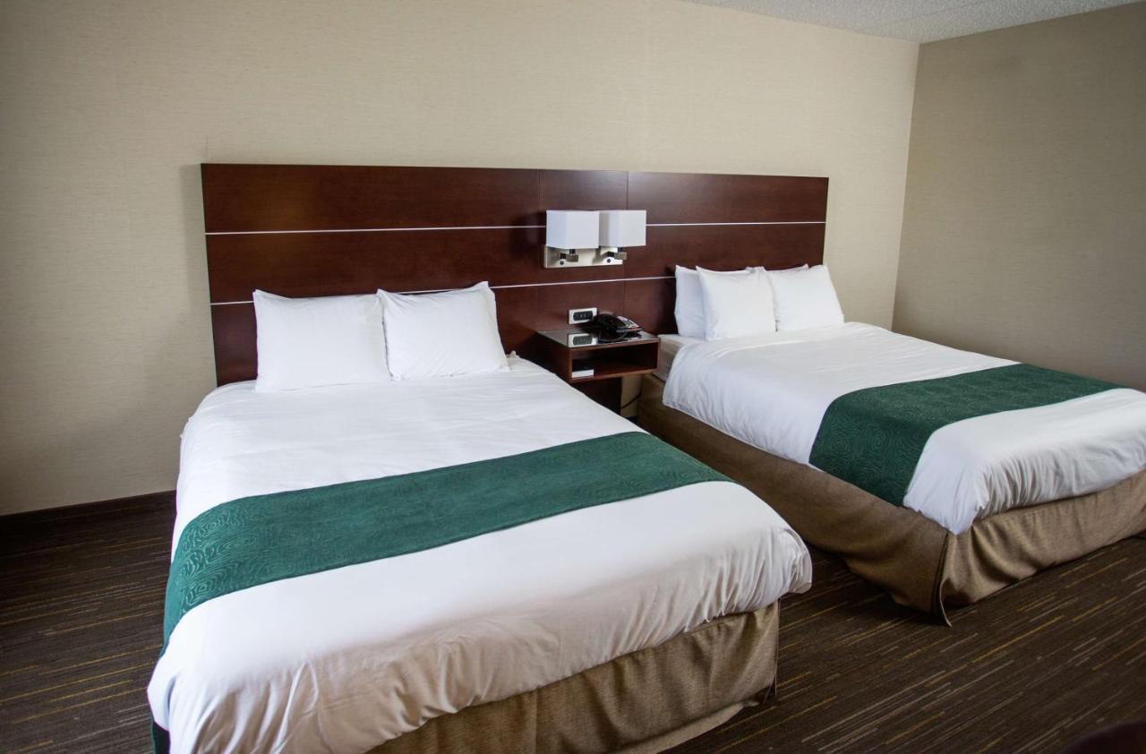 Hotel Wyndham On John Deere Commons